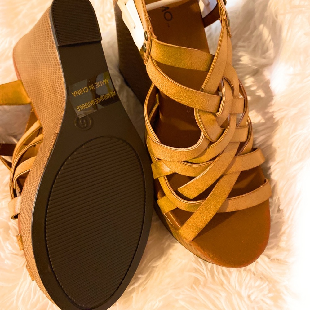 Momo women’s sandals size 6